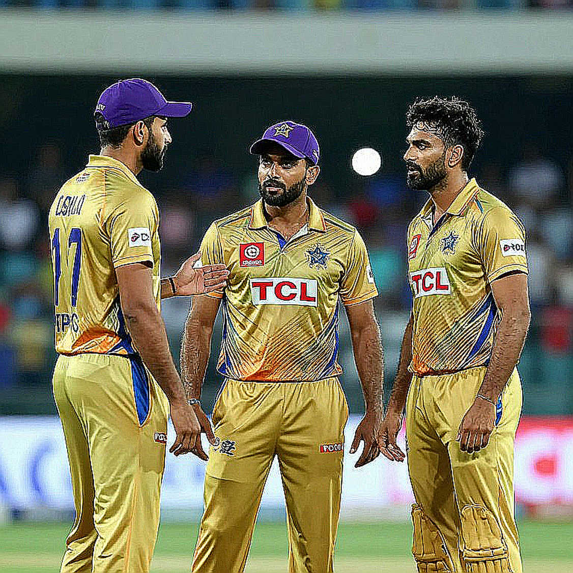 নিলামের হাতুড়ি আর মাঝের ওভারের হিসাব: আইপিএল বাজার কি ক্রিকেট কিনছে, নাকি নিয়ম? নিলামের হাতুড়ি আর মাঝের ওভারের হিসাব: আইপিএল বাজার কি ক্রিকেট কিনছে, নাকি নিয়ম?